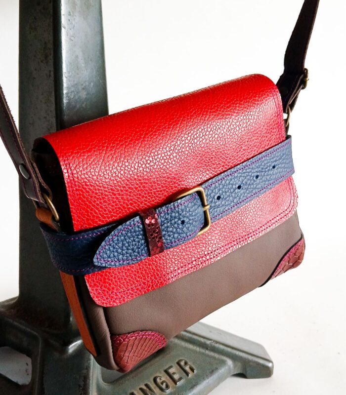 Petit sac bandoulière artisanal Modèle Ito. Petit sac cuir fait main à Audierne, Finistère Bretagne. Petit sac femme. Petit sac cuir marron, rouge et bleu marine petit sac rouge petit sac original Maela créations