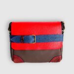 Petit sac bandoulière artisanal Modèle Ito. Petit sac cuir fait main à Audierne, Finistère Bretagne. Petit sac femme. Petit sac cuir marron, rouge et bleu marine petit sac rouge petit sac original Maela créations