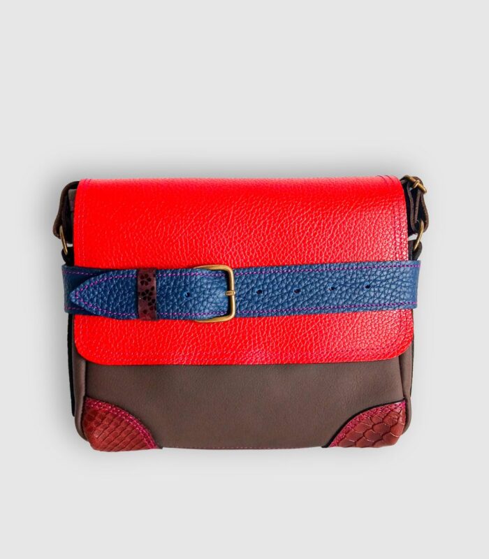 Petit sac bandoulière artisanal Modèle Ito. Petit sac cuir fait main à Audierne, Finistère Bretagne. Petit sac femme. Petit sac cuir marron, rouge et bleu marine petit sac rouge petit sac original Maela créations