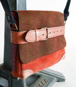 Petit sac bandoulière artisanal Modèle Ito. Petit sac cuir fait main à Audierne, Finistère Bretagne. Petit sac femme. Petit sac cuir rouille, sac beige Maela créations