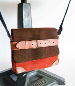 Petit sac bandoulière artisanal Modèle Ito. Petit sac cuir fait main à Audierne, Finistère Bretagne. Petit sac femme. Petit sac cuir rouille, sac beige Maela créations