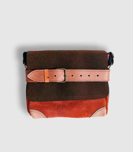 Petit sac bandoulière artisanal Modèle Ito. Petit sac cuir fait main à Audierne, Finistère Bretagne. Petit sac femme. Petit sac cuir rouille, sac beige Maela créations