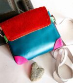 Petit sac bandoulière artisanal Modèle Ito. Petit sac cuir fait main à Audierne, Finistère Bretagne. Petit sac femme. Petit sac cuir bleu, rose, orange, vert. sac multicolor, petit sac pep's Maela créations