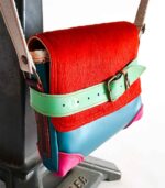 Petit sac bandoulière artisanal Modèle Ito. Petit sac cuir fait main à Audierne, Finistère Bretagne. Petit sac femme. Petit sac cuir bleu, rose, orange, vert. sac multicolor, petit sac pep's Maela créations