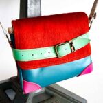 Petit sac bandoulière artisanal Modèle Ito. Petit sac cuir fait main à Audierne, Finistère Bretagne. Petit sac femme. Petit sac cuir bleu, rose, orange, vert. sac multicolor, petit sac pep's Maela créations