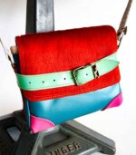 Petit sac bandoulière artisanal Modèle Ito. Petit sac cuir fait main à Audierne, Finistère Bretagne. Petit sac femme. Petit sac cuir bleu, rose, orange, vert. sac multicolor, petit sac pep's Maela créations