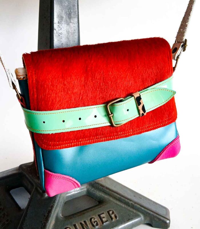 Petit sac bandoulière artisanal Modèle Ito. Petit sac cuir fait main à Audierne, Finistère Bretagne. Petit sac femme. Petit sac cuir bleu, rose, orange, vert. sac multicolor, petit sac pep's Maela créations