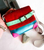 Petit sac bandoulière artisanal Modèle Ito. Petit sac cuir fait main à Audierne, Finistère Bretagne. Petit sac femme. Petit sac cuir bleu, rose, orange, vert. sac multicolor, petit sac pep's Maela créations