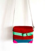 Petit sac bandoulière artisanal Modèle Ito. Petit sac cuir fait main à Audierne, Finistère Bretagne. Petit sac femme. Petit sac cuir bleu, rose, orange, vert. sac multicolor, petit sac pep's Maela créations
