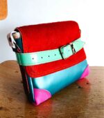Petit sac bandoulière artisanal Modèle Ito. Petit sac cuir fait main à Audierne, Finistère Bretagne. Petit sac femme. Petit sac cuir bleu, rose, orange, vert. sac multicolor, petit sac pep's Maela créations