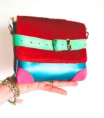 Petit sac bandoulière artisanal Modèle Ito. Petit sac cuir fait main à Audierne, Finistère Bretagne. Petit sac femme. Petit sac cuir bleu, rose, orange, vert. sac multicolor, petit sac pep's Maela créations